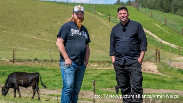 Die sechste Staffel der Kochshow „Kitchen Impossible“ startet am Sonntag bei Vox. Auf weite Reisen müssen Gastgeber Tim Mälzer und seine kulinarischen Herausforderer diesmal verzichten. Somit geht’s in der Auftaktfolge mit Ludwig „Lucki“ Maurer u.a. nach Niederbayern und Schleswig-Holstein. (Foto: TV Now/picture alliance/Armin Weigel)