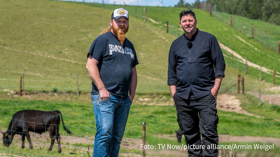 Die sechste Staffel der Kochshow „Kitchen Impossible“ startet am Sonntag bei Vox. Auf weite Reisen müssen Gastgeber Tim Mälzer und seine kulinarischen Herausforderer diesmal verzichten. Somit geht’s in der Auftaktfolge mit Ludwig „Lucki“ Maurer u.a. nach Niederbayern und Schleswig-Holstein. (Foto: TV Now/picture alliance/Armin Weigel)