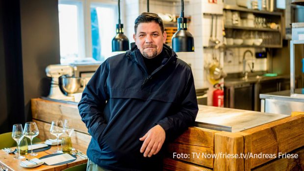 Die sechste Staffel der Kochshow „Kitchen Impossible“ startet am 14. Februar bei Vox. Für Gastgeber Tim Mälzer steht dabei u.a. erstmals ein Dreikampf auf dem Programm: In der abschließenden Folge tritt er gegen seinen Dauerrivalen Tim Raue und Alexander Herrmann an. (Foto: TV Now/friese.tv/Andreas Friese)