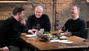 Am gestrigen Sonntagabend endete die sechste „Kitchen Impossible“-Staffel mit einer Top-Quote. Insgesamt war die Resonanz auf Tim Mälzer und seine Konkurrenten bei den aktuellen Folgen so groß wie nie. Vox kündigte überdies an, dass das Format fortgesetzt wird. (Foto: TV Now/Markus Hertrich)