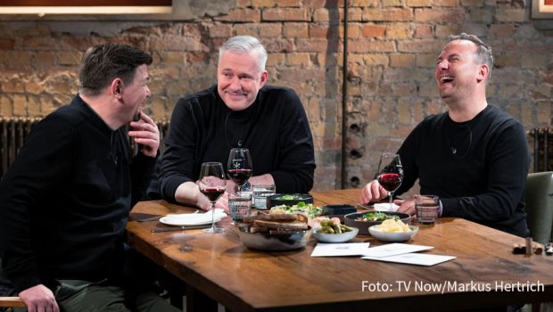 Am gestrigen Sonntagabend endete die sechste „Kitchen Impossible“-Staffel mit einer Top-Quote. Insgesamt war die Resonanz auf Tim Mälzer und seine Konkurrenten bei den aktuellen Folgen so groß wie nie. Vox kündigte überdies an, dass das Format fortgesetzt wird. (Foto: TV Now/Markus Hertrich)