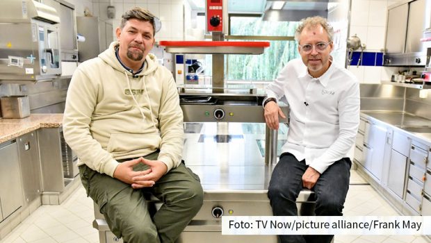 Am Sonntagabend zeigt Vox eine neue Ausgabe der Kochshow „Kitchen Impossible“. Dabei muss Gastgeber Tim Mälzer u.a. den Spezialteller eines Drei-Sterne-Kollegen seines Gegners Sven Elverfeld nachkochen. (Foto: TV Now/picture alliance/Frank May)