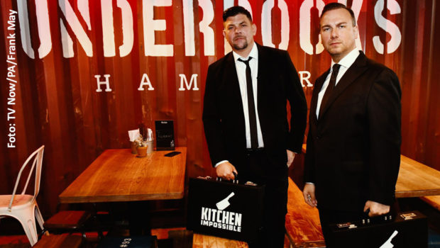 Tim Mälzer und Tim Raue sind in der Vox-Show „Kitchen Impossible“ Garanten für starke Einschaltquoten. Ab 19. April zeigt der Sender drei neue Specials, in denen die beiden Köche Highlights aus den bisherigen Ausgaben präsentieren. (Foto: TV Now/PA/Frank May)