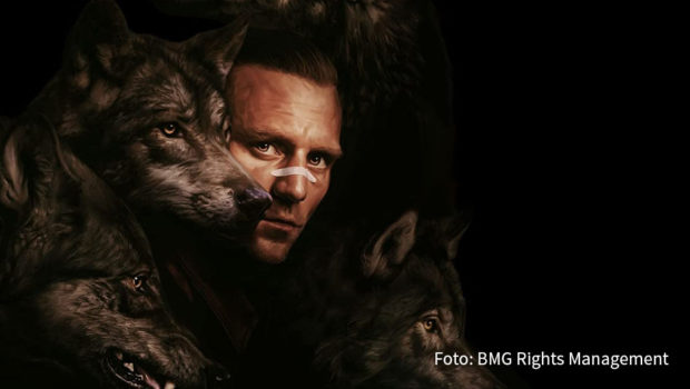 Sechs Nummer-1-Alben in Folge gehen auf das Konto von Rapper Kontra K. Mit „Aus dem Licht in den Schatten zurück“ führt er auch die heute von GfK Entertainment veröffentlichten Halbjahres-Charts an. (Foto: BMG Rights Management)