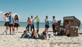 Lernen am Ostseestrand? In der Winterpause der RTLzwei-Serie „Krass Schule“ heißt es für einige der Schüler ab heute „Krass Schulcamp“. Das Spin-off ist bei TV Now Premium abrufbar. (Foto: RTLzwei/Christoph Kassette)
