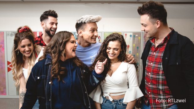 Neue Folgen der Daily-Soap „Krass Schule – Die jungen Lehrer“ sind ab dem heutigen 1. Februar bei RTLzwei zu sehen. Zum Auftakt gibt’s u.a. Aufregung um eine Protestaktion gegen Fleischkonsum und Massentierhaltung. (Foto: RTLzwei)