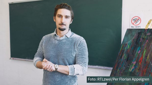 Einen Neuzugang gibt‘s heute in der Daily-Soap „Krass Schule“. Junglehrer Niko Hansen wird von Sandy Fähse gespielt, der vielen RTLzwei-Zuschauern schon bestens aus „Berlin – Tag & Nacht“ bekannt sein dürfte. (Foto: RTLzwei/Per Florian Appelgren)