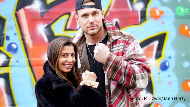 Die Realitystars Eva Benetatou und Chris Broy wirken heute und morgen als Gäste in der RTLzwei-Soap „Krass Schule – Die jungen Lehrer“ mit. Sie helfen einem Schüler, der Opfer von Mobbing im Internet geworden ist. (Foto: RTLzwei/Jana Herty)