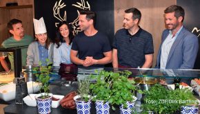 Spitzenkoch Alexander Kumptner wird Schauspieler. In der Neujahrsausgabe der ZDF-Reihe „Kreuzfahrt ins Glück“ spielt der Wiener „The Taste“-Coach sich selbst. (Foto: ZDF/Dirk Bartling)