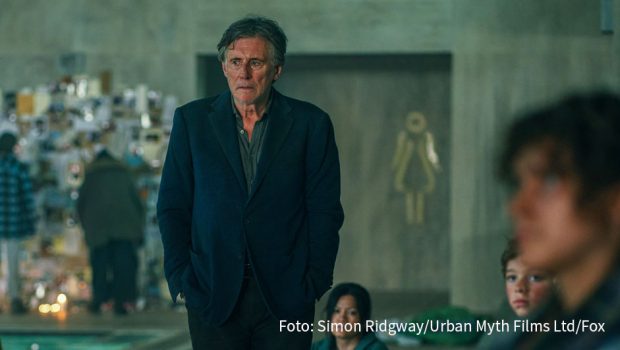 Im Sommer nimmt Gabriel Byrne beim Seriensender Fox wieder den Kampf gegen Aliens auf. Ab dem 14. Juli ist der irische Schauspieler als Neurowissenschaftler Bill Ward in Staffel 2 der Serie „Krieg der Welten“.