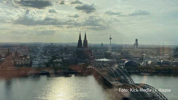 Freie Sicht nach vorn: In Köln trafen sich die Kick-Media-Vorstände Alexander Elbertzhagen und Petra Mauß mit dem Team von Position Public Relation zu einer zukunftsorientierten Positionsbestimmung. (Foto: Kick-Media / I. Haase)