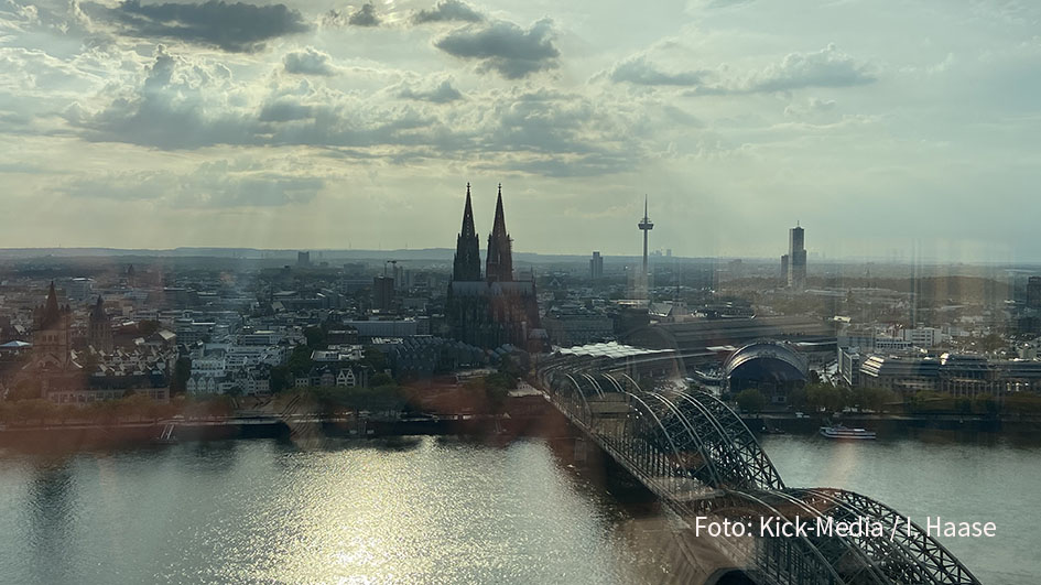 Freie Sicht nach vorn: In Köln trafen sich die Kick-Media-Vorstände Alexander Elbertzhagen und Petra Mauß mit dem Team von Position Public Relation zu einer zukunftsorientierten Positionsbestimmung. (Foto: Kick-Media / I. Haase)
