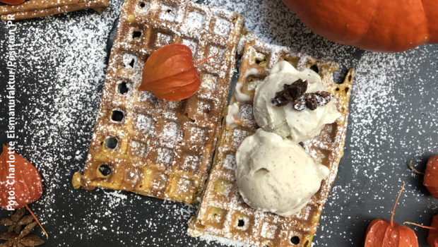 Von der smalltalk-Redaktion gebacken, getestet und für gut befunden: Kürbiswaffeln mit einer Kugel Charlotte-Vanilleeis. (Foto: Charlotte Eismanufaktur/Position PR)
