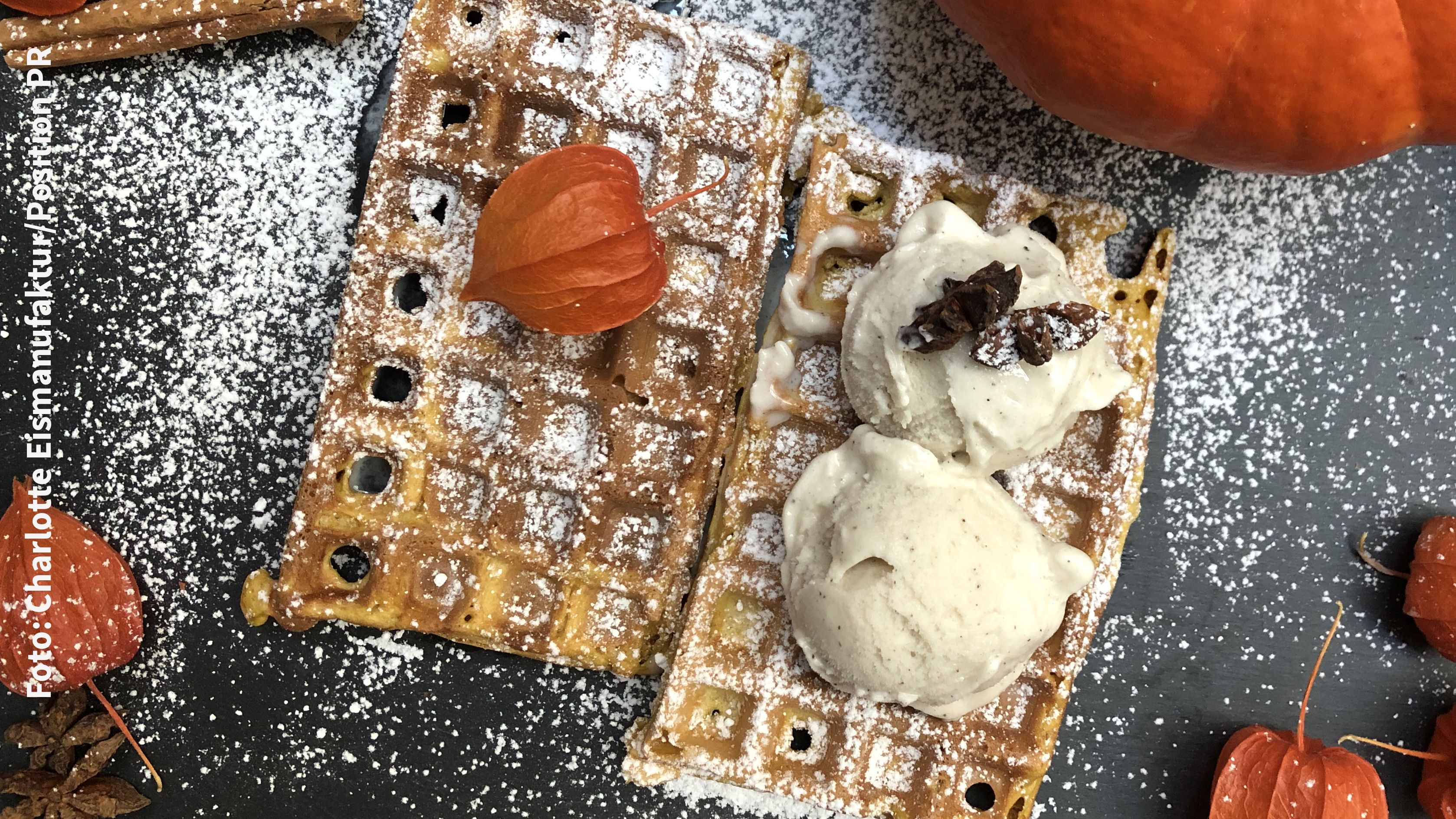 Von der smalltalk-Redaktion gebacken, getestet und für gut befunden: Kürbiswaffeln mit einer Kugel Charlotte-Vanilleeis. (Foto: Charlotte Eismanufaktur/Position PR)