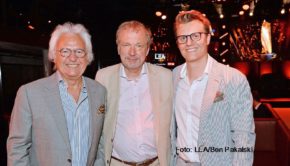 Den LEA für sein Lebenswerk nahm Veranstalter Ossy Hoppe gestern im Gibson Club in Frankfurt entgegen. Neben Glückwünschen von LEA-Produzent Prof. Jens Michow und Sohn Oliver Hoppe konnte sich der Routinier auch über Videogrüße von Stars wie Sting, Kiss und Jon Bon Jovi freuen. (Foto: LEA/Ben Pakalski)