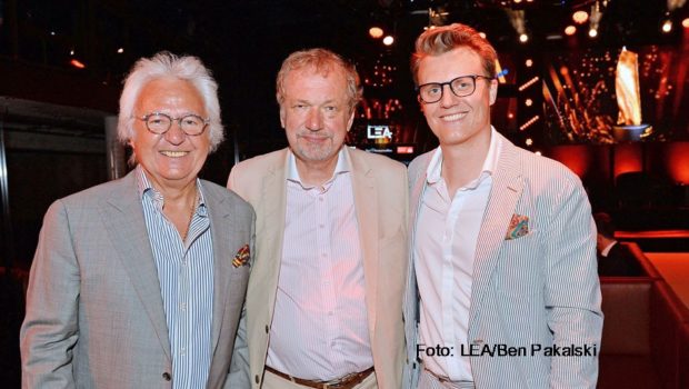 Den LEA für sein Lebenswerk nahm Veranstalter Ossy Hoppe gestern im Gibson Club in Frankfurt entgegen. Neben Glückwünschen von LEA-Produzent Prof. Jens Michow und Sohn Oliver Hoppe konnte sich der Routinier auch über Videogrüße von Stars wie Sting, Kiss und Jon Bon Jovi freuen. (Foto: LEA/Ben Pakalski)