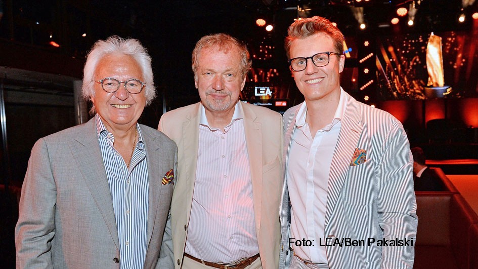 Den LEA für sein Lebenswerk nahm Veranstalter Ossy Hoppe gestern im Gibson Club in Frankfurt entgegen. Neben Glückwünschen von LEA-Produzent Prof. Jens Michow und Sohn Oliver Hoppe konnte sich der Routinier auch über Videogrüße von Stars wie Sting, Kiss und Jon Bon Jovi freuen. (Foto: LEA/Ben Pakalski)