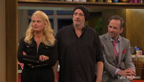 Ernst bleiben oder fliegen. Für die Promis in der Amazon-Comedyshow „LOL: Last One Laughing“, darunter Barbara Schöneberger, Torsten Sträter und Kurt Krömer, spitzt sich die Lage in den heute veröffentlichten Folgen 3 und 4 zu. (Foto: Amazon)