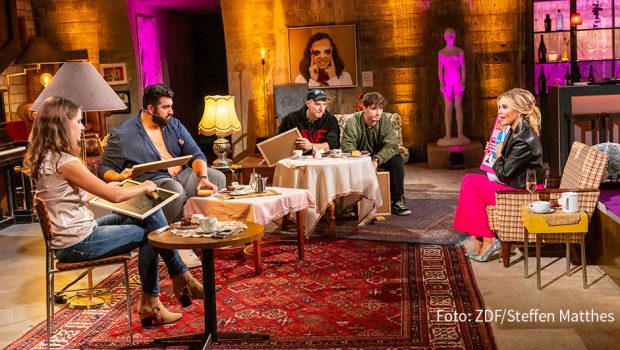 Moderatorin Laura Karasek spricht in ihrer ZDFneo-Talkshow „Zart am Limit“ am heutigen 19. November u.a. über Hasskommentare im Internet. Zu Gast sind Tanit Koch, Faisal Kawusi sowie Roman und Heiko Lochmann. (Foto: ZDF/Steffen Matthes)