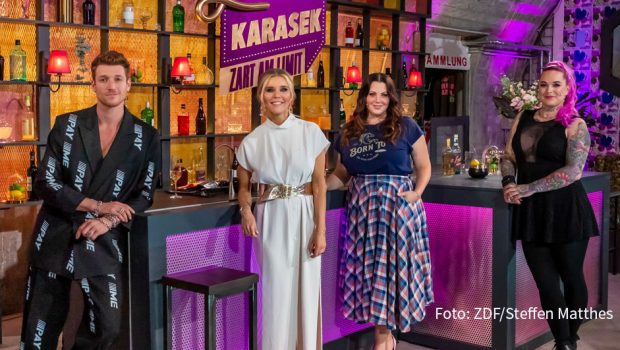ZDFneo zeigt am heutigen 26. November eine weitere Ausgabe von Laura Karaseks Talkshow „Zart am Limit“. Die Moderatorin widmet sich mit ihren Gästen Daniel Donskoy, Paula Lambert und Jazzy Gabert dem Thema Sexismus. (Foto: ZDF/Steffen Matthes)