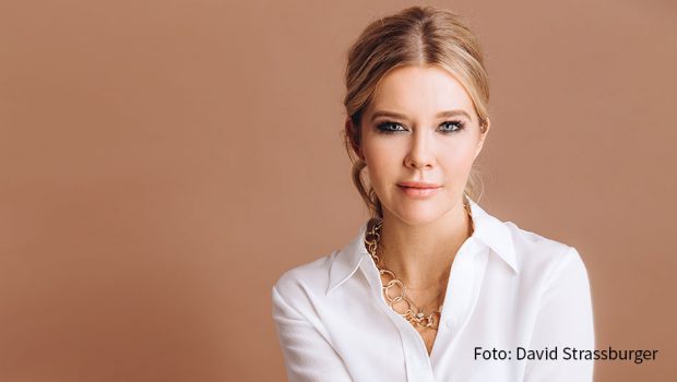 Moderatorin, Autorin und Juristin Laura Karasek hat sich mit TV-Journalist Michel Abdollahi auf einer Zugfahrt von Berlin nach Hannover über alle erdenklichen Themen unterhalten. Das rund 90-minütige Resultat ist jetzt im Deutsche Bahn-Podcast „Unterwegs mit...“ zu hören. (Foto: David Strassburger)