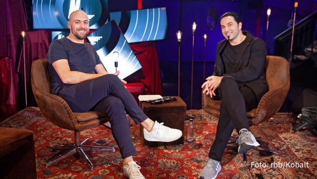 Als Moderator der ARD-Reihe „Lebenslieder“ spricht Sänger Max Mutzke am heutigen 9. Februar wieder mit einem Prominenten über Geschichten aus dessen Leben und über die Musikstücke, die dabei eine besondere Rolle gespielt haben. Diesmal ist Comedian Bülent Ceylan zu Gast. (Foto: rbb/Kobalt)