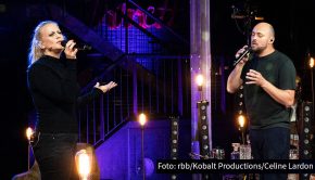 In einer neuen Folge seiner ARD-Show „Lebenslieder“ begrüßt Max Mutzke heute Abend Barbara Schöneberger als Gast. Gemeinsam widmen sie sich in Gesprächen und musikalischen Einlagen dem Sound, der das Leben der Entertainerin bislang begleitet hat. (Foto: rbb/Kobalt Productions/Celine Lardon)