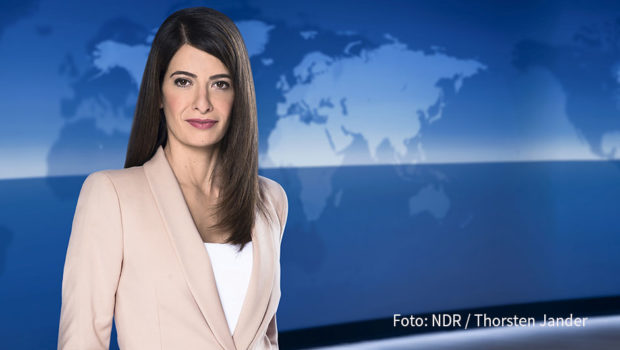 Betont seriös geht’s zu, wenn Linda Zervakis im Ersten die wichtigsten Nachrichten des Tages verkündet. Doch die „Tagesschau“-Sprecherin würde in der traditionsreichen Sendung gern auch einmal tänzerisch aktiv werden. Das verrät sie am Samstag bei barba radio. (Foto: NDR/Thorsten Jander)