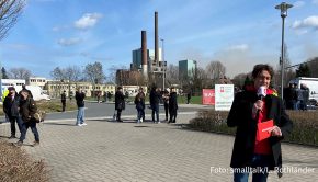 Am Sonntag gingen im westfälischen Lünen 80 Jahre Industriegeschichte zu Ende. Auf dem Gelände des ehemaligen Steinkohlekraftwerks ließ die Firma Hagedorn Schornstein, Kühlturm und Kesselhaus mittels Sprengung in die Knie gehen. Moderiert wurde das Ganze live von Entertainer Matze Knop. (Foto: smalltalk/L. Rothländer)