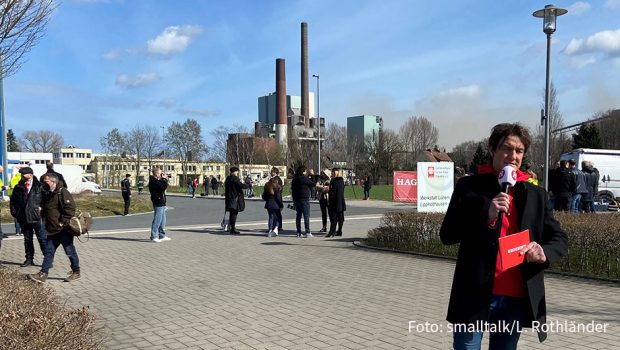 Am Sonntag gingen im westfälischen Lünen 80 Jahre Industriegeschichte zu Ende. Auf dem Gelände des ehemaligen Steinkohlekraftwerks ließ die Firma Hagedorn Schornstein, Kühlturm und Kesselhaus mittels Sprengung in die Knie gehen. Moderiert wurde das Ganze live von Entertainer Matze Knop. (Foto: smalltalk/L. Rothländer)