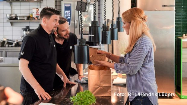 In ihrer neuen Vox-Show „Mälzer und Henssler liefern ab!“ müssen sich die beiden Protagonisten mächtig ins Zeug legen. Neben Großaufträgen von anonymen Auftraggebern arbeiten sie im Lieferservice auch Bestellungen von Überraschungsgästen wie Judith Rakers ab. (Foto: RTL/Hendrik Lüders)