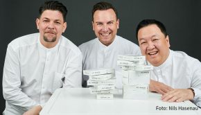 Schnelltests gehören zu den wichtigen Tools bei der Bekämpfung der Corona-Pandemie. Die Starköche Tim Mälzer, Tim Raue und The Duc Ngo haben jetzt eine gemeinsame Firma gegründet, um in Gastronomie und Hotellerie schnell, sicher und kostengünstig testen zu können.