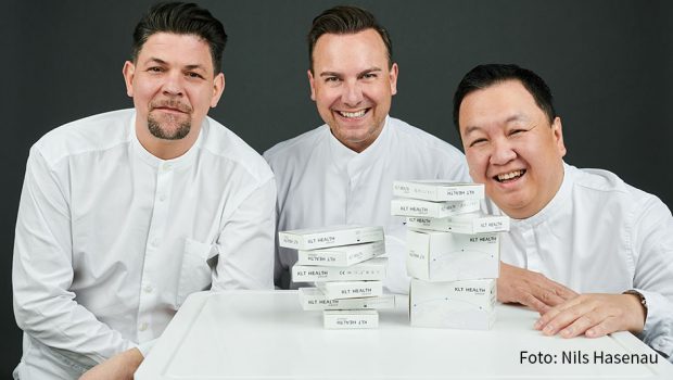Schnelltests gehören zu den wichtigen Tools bei der Bekämpfung der Corona-Pandemie. Die Starköche Tim Mälzer, Tim Raue und The Duc Ngo haben jetzt eine gemeinsame Firma gegründet, um in Gastronomie und Hotellerie schnell, sicher und kostengünstig testen zu können.