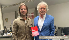 Bildende Kunst muss nicht brotlos sein. Wie sich Erfolglosigkeit vermeiden lässt, verrät der aus Deutschland stammende New Yorker Ökonom und Kunstexperte Magnus Resch in seinem neuen Buch „How to Become a Successful Artist”. Gestern traf er smalltalk-Herausgeber Alexander Elbertzhagen. (Foto: kickartmanagement/M. Plewka)