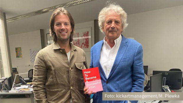 Bildende Kunst muss nicht brotlos sein. Wie sich Erfolglosigkeit vermeiden lässt, verrät der aus Deutschland stammende New Yorker Ökonom und Kunstexperte Magnus Resch in seinem neuen Buch „How to Become a Successful Artist”. Gestern traf er smalltalk-Herausgeber Alexander Elbertzhagen. (Foto: kickartmanagement/M. Plewka)