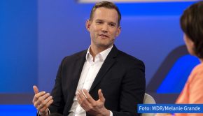 In der heutigen Ausgabe von „Maischberger. Die Woche“ diskutiert Gastgeberin Sandra Maischberger brennende aktuelle Themen. Es geht um das neue Buch von Sahra Wagenknecht, um Corona und den Klimawandel. Zu Gast ist u.a. der Virologe Hendrik Streeck.