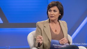 Bei „Maischberger. Die Woche“ widmet sich Gastgeberin Sandra Maischberger heute u.a. dem aktuellen Treffen der Ministerpräsidentinnen und Ministerpräsidenten mit der Kanzlerin. Zu Gast sind u.a. Manuela Schwesig, Smudo, Hans-Ulrich Jörges und Markus Feldenkirchen. (Foto: WDR/Oliver Ziebe)