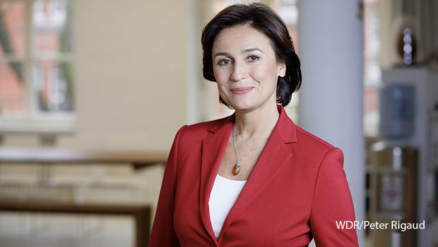 Heute Abend diskutiert Sandra Maischberger im Ersten über die aktuellen Themen der Woche. Dabei geht‘s um die notleidenden Menschen aus dem abgebrannten Flüchtlingslager von Moria, um die Folgen der NRW-Komunalwahlen und den Start der Bundesliga in Corona-Zeiten. (Foto: WDR/Peter Rigaud)