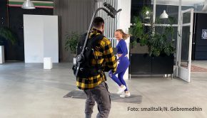 Als Markenbotschafterin für Oceans Apart steht Fitness-Coach Mareike Spaleck heute in Berlin vor der Kamera. Nach negativem Corona-Test wird die neue Kollektion in Szene gesetzt. (Foto: smalltalk/N. Gebremedhin)