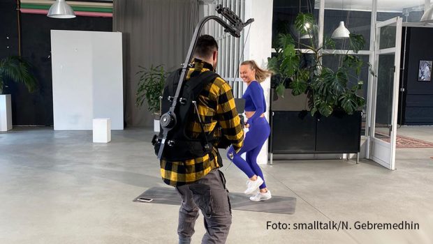 Als Markenbotschafterin für Oceans Apart steht Fitness-Coach Mareike Spaleck heute in Berlin vor der Kamera. Nach negativem Corona-Test wird die neue Kollektion in Szene gesetzt. (Foto: smalltalk/N. Gebremedhin)