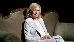 Am kommenden Samstag führt Maren Kroymann durch den Jubiläums-Film „Total normal?! 75 Jahre Radio Bremen" im NDR/RB-Fernsehen. Zuvor ist die Kabarettistin aber schon am morgigen 2. Dezember als Talk-Gast bei „Maischberger. Die Woche“ zu sehen. (Foto: Radio Bremen/Anna-Maria Meyer)