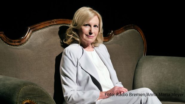 Am kommenden Samstag führt Maren Kroymann durch den Jubiläums-Film „Total normal?! 75 Jahre Radio Bremen" im NDR/RB-Fernsehen. Zuvor ist die Kabarettistin aber schon am morgigen 2. Dezember als Talk-Gast bei „Maischberger. Die Woche“ zu sehen. (Foto: Radio Bremen/Anna-Maria Meyer)