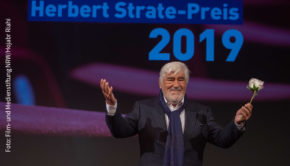 Mario Adorf nahm gestern in Köln den Herbert Strate-Preis in Empfang. Vorher stand er beim Film- und Kinokongress NRW Rede und Antwort. (Foto: Film- und Medienstiftung NRWSat.1/Hojabr Riahi)
