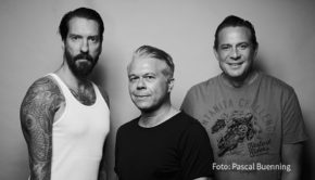 Am morgigen Samstag begrüßen Alec Völkel und Sascha Vollmer alias The BossHoss in ihrer Rockshow „Rodeo Radio“ bei RADIO BOB! den Musikjournalisten Markus Kavka, der mit ihnen über sein Leben, seine Karriere und natürlich das Musikbusiness spricht. (Foto: Pascal Buenning)