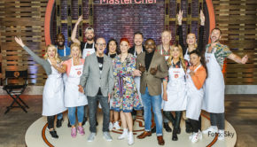 Um den Titel „MasterChef Celebrity“ geht’s ab heute jeweils montags ab 20:15 Uhr in der gleichnamigen Kochshow auf Sky One. Elf prominente Kandidaten stehen am Herd, darunter Thomas Hermanns, Beatrice Egli, Hans Sarpei und Hardy Krüger Jr. (Foto: Sky)