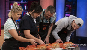 Runde 8 der Kochshow „MasterChef Celebrity“ steht am heutigen 19. Oktober bei Sky auf dem Programm. Dabei bekommen es die prominenten Kandidaten am Herd u.a. mit der sogenannten Monsterkrabbe zu tun. (Foto: Silviu Guiman/Sky)