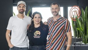 Im Halbfinale der Sky-Kochshow „MasterChef Celebrity“ wartet am heutigen 26. Oktober eine hohe Hürde auf Paula Lambert und ihre beiden Konkurrenten. Sie müssen die Vorgaben des Kölner Zwei-Sterne-Kochs Daniel Gottschlich umsetzen. (Foto: Sky/Silviu Guiman)