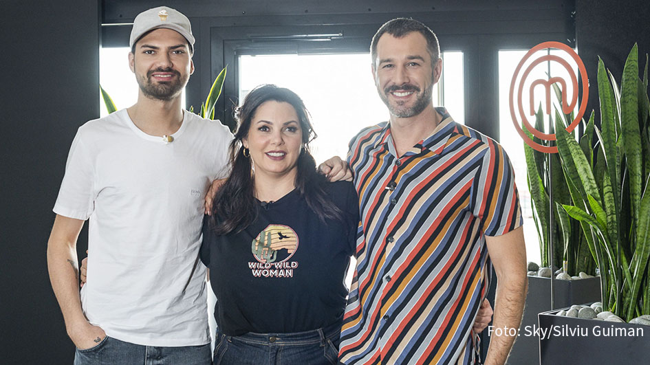 Im Halbfinale der Sky-Kochshow „MasterChef Celebrity“ wartet am heutigen 26. Oktober eine hohe Hürde auf Paula Lambert und ihre beiden Konkurrenten. Sie müssen die Vorgaben des Kölner Zwei-Sterne-Kochs Daniel Gottschlich umsetzen. (Foto: Sky/Silviu Guiman)