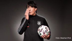 Als Fußball-Podcaster mit seinen Kollegen Reiner Calmund und Tobias Holtkamp sowie in seiner Parodie-Paraderolle als Bundestrainer Jogi Löw ist Comedian Matze Knop in der neuen Ausgabe von „Echte Champions XXL“ zu hören. Dabei geht’s natürlich um das 0:1 der DFB-Elf gegen Frankreich. (Foto: Stephan Pick)