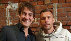 In der aktuellen Folge des Fußball-Podcasts „Messi & Ronaldo XXL“ begrüßen Matze Knop, Reiner Calmund und Tobias Holtkamp prominente Gäste. Neben Lukas Podolski statten auch dessen Weltmeister-Kollege Christoph Kramer und ein prominenter Sportreporter dem Talk-Trio einen Besuch ab. (Foto: privat)